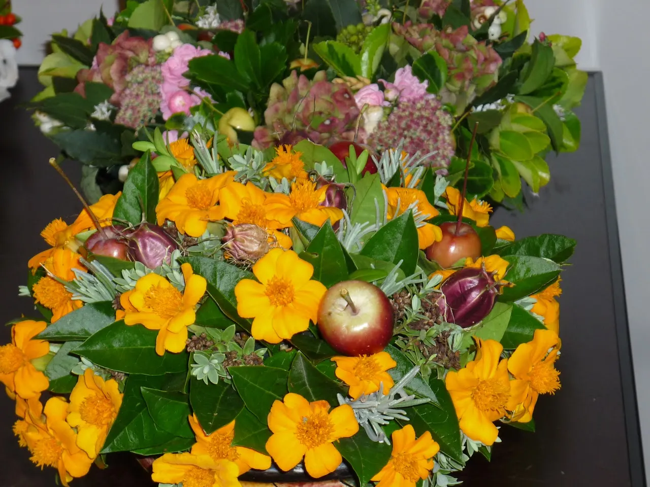Bloemstuk met seizoensbloemen voor grafonderhoud