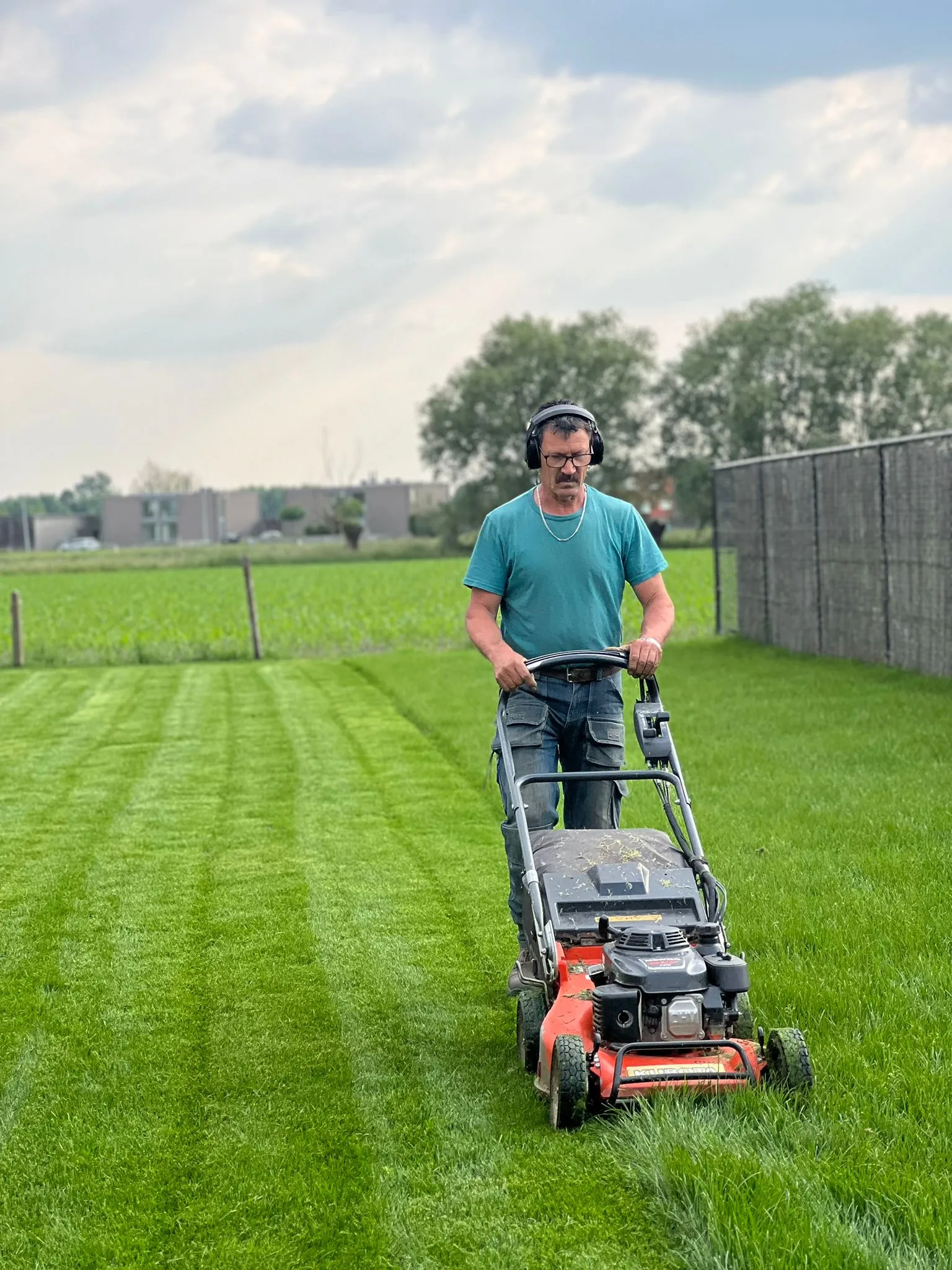 Peter D’hont aan het werk in een tuin